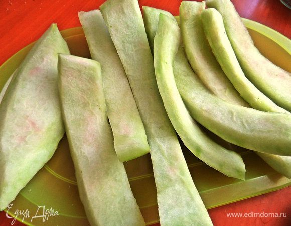 Чистые корки обрезать от розовой мякоти и зелёного верха при помощи овощечистки.