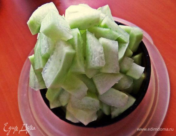 В это время варим сироп из половины сахара и воды (я использовала отвар яблочный не сладкий).