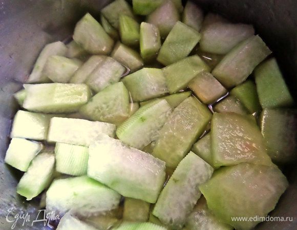 Высыпаем в сироп корочки.