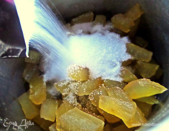 На третий раз высыпаем остальной сахар, ваниль и перемешиваем на огне, пока не впитают корочки сахар. Изначально у меня приготовлено было по рецепту 600 г сахара, но 100 г осталось, а у Вас может быть иначе, зависит от толщины корок!