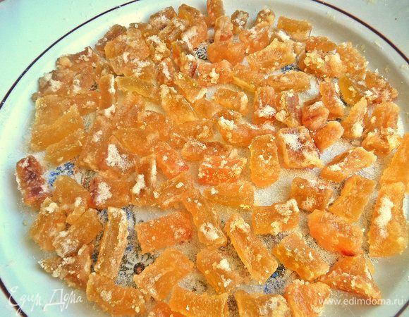 Дно огромного блюда я присыпала сахаром и выложила при помощи вилки кусочки одним слоем. Всё, мармеладки готовы!