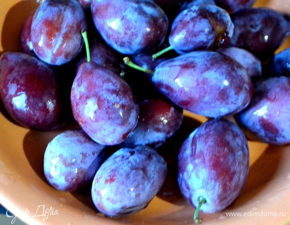 Сливы моем и очищаем от косточек.