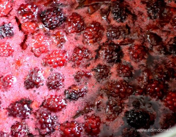 Засыпаем в кастрюлю с толстым дном сливы, ежевику, сахар и специи. Томим на самом маленьком огне до первого закипания.

Процедуру повторяем еще 2 раза.
Раскладываем варенье в чистые горячие банки, кладем в каждую на кончике ножа лимонную кислоту, закатываем.
Банки укутываем одеялом и оставляем остывать.

Мне очень нравится такой способ. Варенье готовится вроде бы само собой, без особых усилий.
Большие объемы иногда вот так "набегами" увариваю в течение 2-3 дней - как появляется время. 

Варенье прекрасно хранится в обычной кладовке в квартире.
