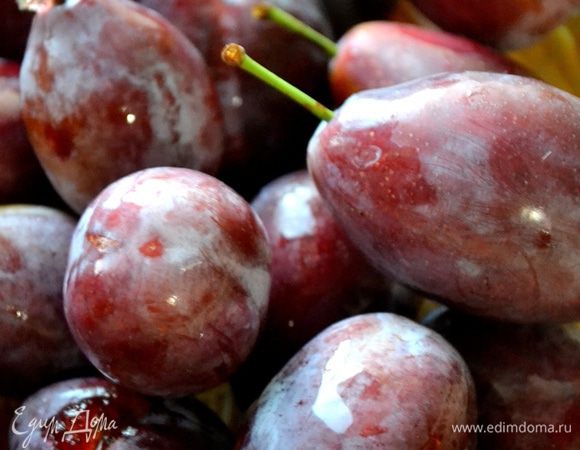 Сливы моем, убираем косточки.