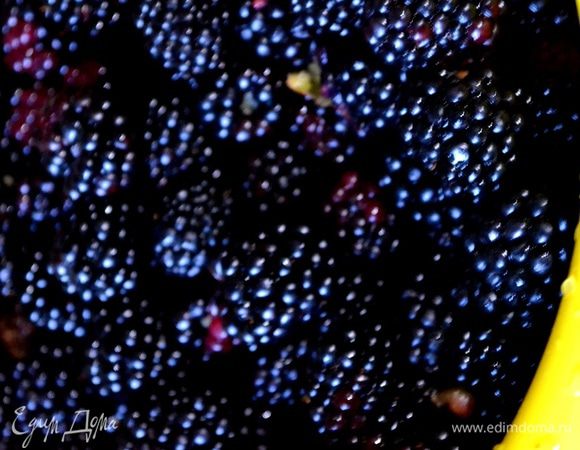 Ежевику промываем.