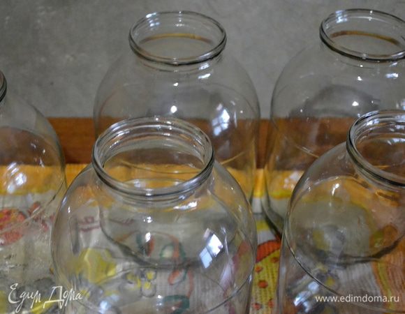 Рецепт рассчитан на 7 банок по 3 л. Промываем банки с содой в теплой воде.
