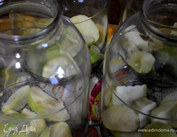Нарезаем яблоки произвольными кусочками, кладем в банки. Добавляем сливы и ежевику.