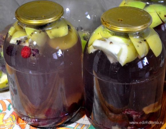 Заливаем банки кипятком и накрываем чистыми крышками. Я их предварительно кипячу.
Оставляем минут на 15-20.