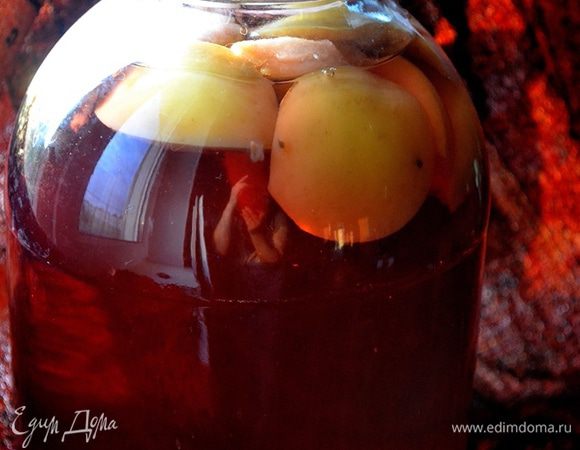 Сливаем компот. На каждую банку кладем около стакана сахара - 200 гр.
Кипятим, разливаем по банкам, кладем на кончике ножа лимонную кислоту в каждую банку.
Закатываем. Накрываем. Охлаждаем.

