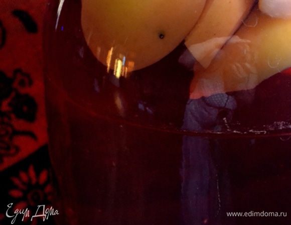 Компот получается не только вкусным, но и красивым, насыщенного рубинового цвета.