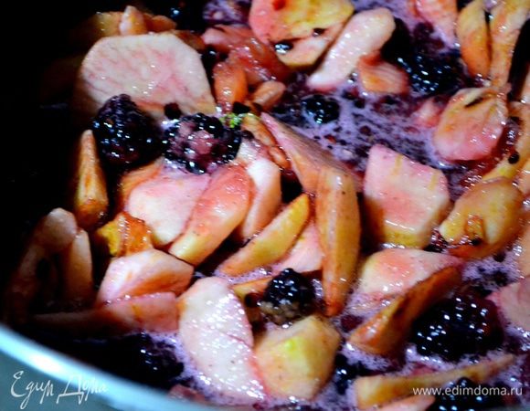 Полностью остывшее варенье с интервалами в течение дня-двух доводим до кипения еще 3 раза.