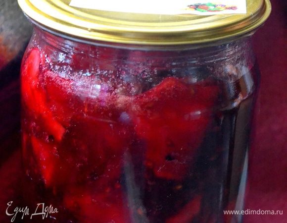 После последнего закипания раскладываем в горячие чистые банки и закатываем крышками. Укутываем и оставляем медленно остывать.