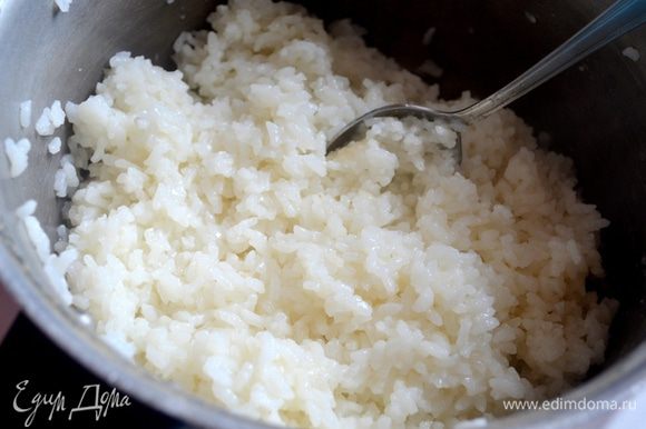 Лучше использовать специальный рис для роллов - очень клейкий. Он нам понадобится в теплом виде
