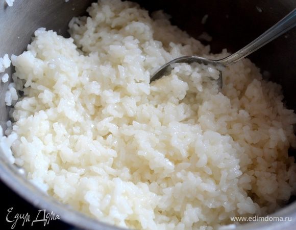 Лучше использовать специальный рис для роллов - очень клейкий. Он нам понадобится в теплом виде