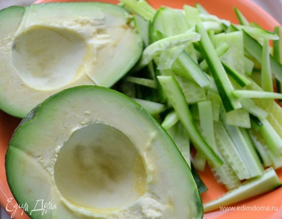 Авокадо разрезаем, удаляем косточку, мякоть вынимаем ложкой и нарезаем брусочками
