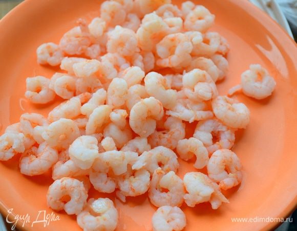 Креветки отвариваем.
