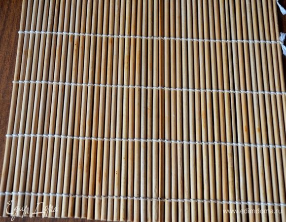 Нам понадобится специальная циновка для роллов.