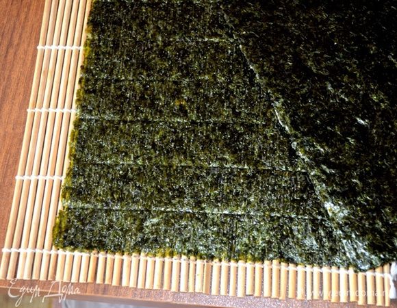 Укладываем на нее лист нори.