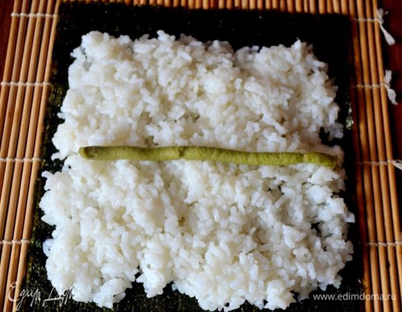 Распределяем рис, на него кладем васаби - по вкусу.