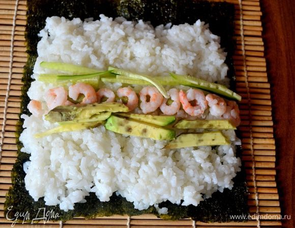 Кусочки авокадо и огурец, нарезанный соломкой.