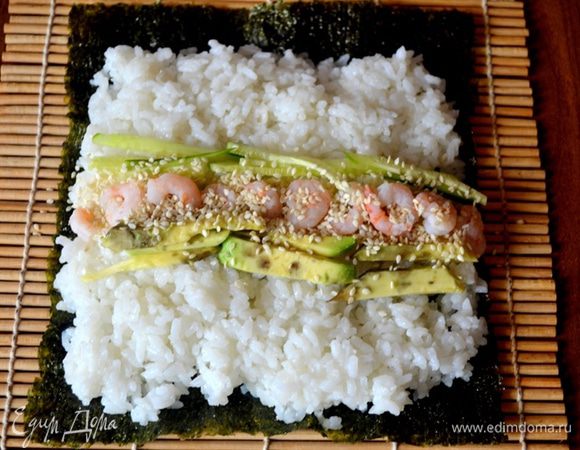 Посыпаем кунжутом.