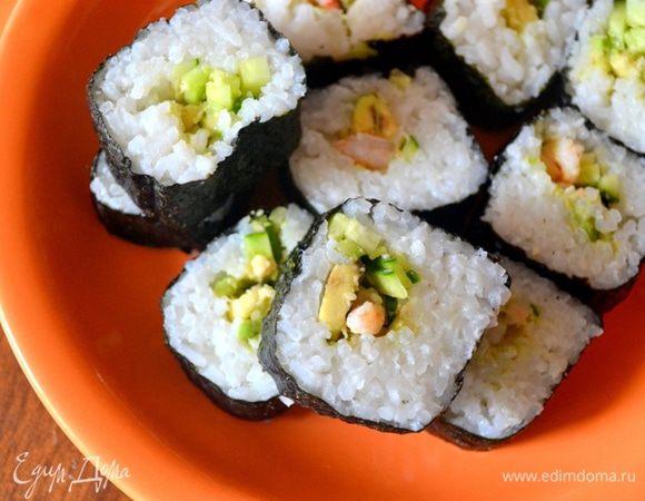 Очень острым ножом нарезаем на 4 ролла рулет. Их будет общим счетом 3.
Совет: бумажным полотенцем очищайте нож после каждого разреза.