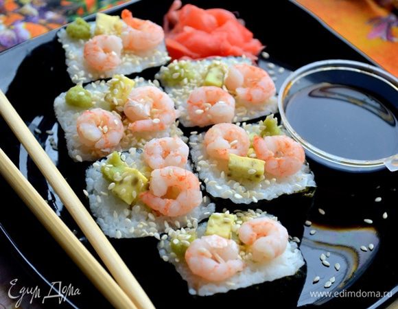 Украшаем каждый ролл креветками, авокадо, васаби, посыпаем кунжутом.