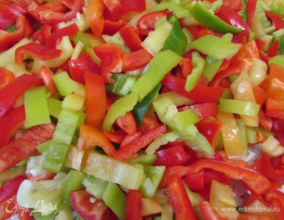 Болгарский перец (для красоты покупаю перец разного цвета: желтый, зеленый, красный, но это не обязательно), вымыть, очистить от семян, белых перегородок и плодоножек. Нарезать соломкой.