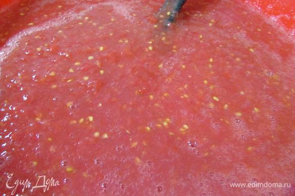 Спелые, мясистые помидоры вымыть. Порезать на дольки и пропустить через мясорубку.