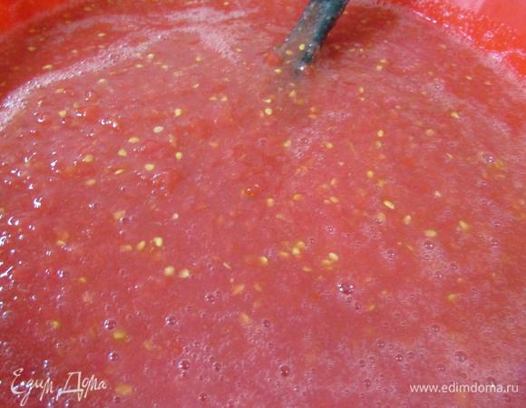 Спелые, мясистые помидоры вымыть. Порезать на дольки и пропустить через мясорубку.