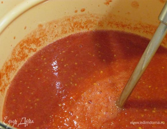 Помидорную массу, вылить в емкость, поставить на огонь и кипятить 10 минут. Затем добавить 1 стакан сахарного песка (я люблю послаще, поэтому кладу 2 стакана), 2 ст. л. соли, 1 стакан растительного масла, кипятить еще 15 минут. Затем добавить столовый уксус. Массе дать чуть-чуть покипеть.