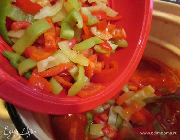Бланшированный перец соединить с томатной массой. Здесь надо быть осторожным, чтобы себя не обрызгать горячим! И перец не выбрасывайте весь сразу, на дне может быть вода от бланширования, она будет лишняя в нашей закуске.