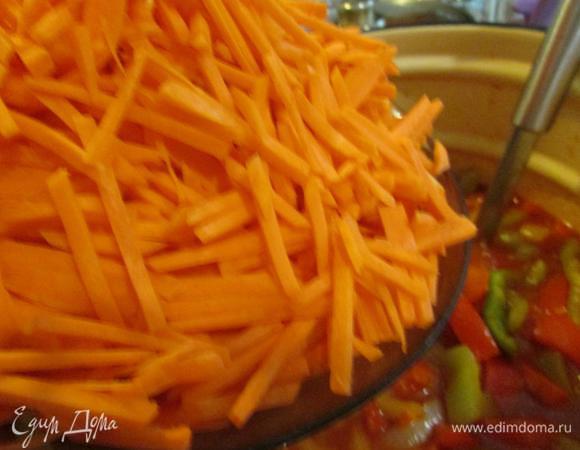 Следом запустить морковь. Все хорошо перемешать. Массе дать закипеть. Кипятить 3-5 минут.