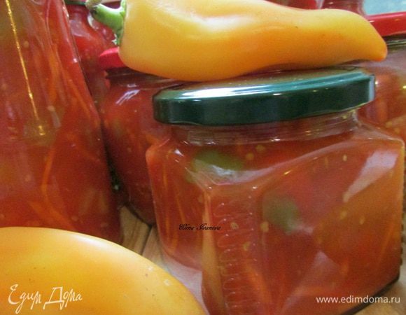 Горячую массу разложить в подготовленные стерилизованные банки. Закрыть под ключ. Укутать в теплое и оставить до полного остывания.
Приятного аппетита!