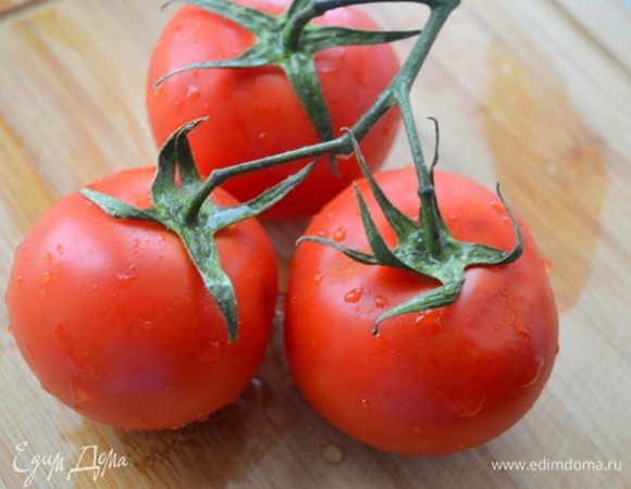 Помидоры нарезаем кубиками.