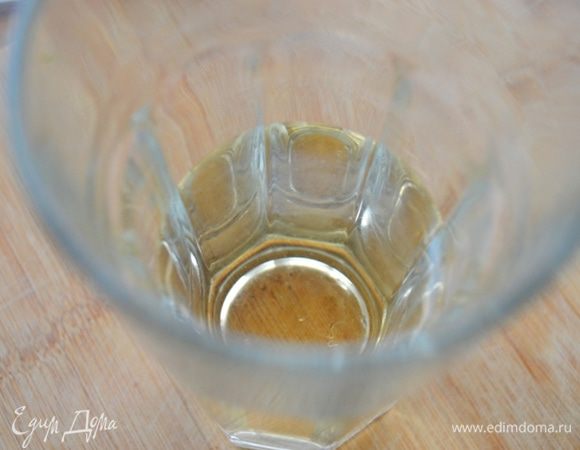 Наливаем необходимое количество вина в стакан.