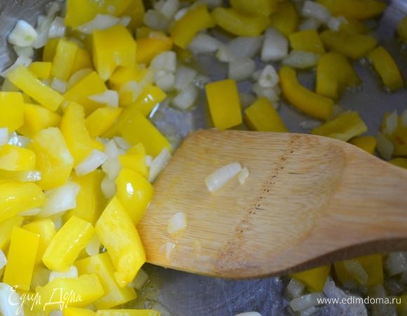 В кастрюлю с толстым дном наливаем и разогреваем оливковое масло. Обжариваем в течение 3-4 минут лук, чеснок, сладкий перец.