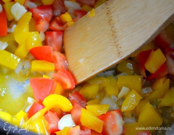 Добавляем нарезанные помидоры.