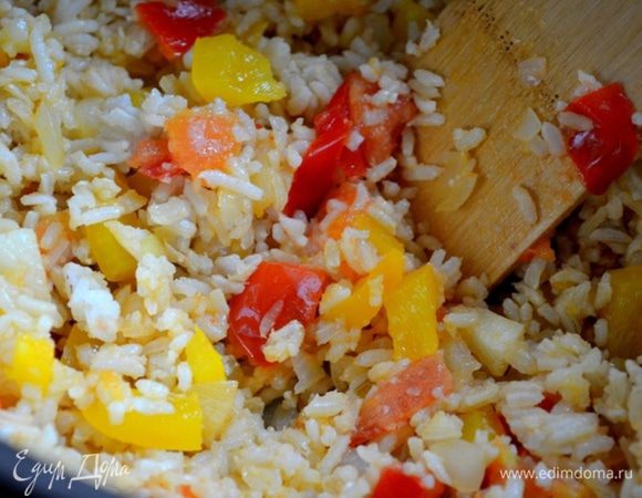 Кладем рис, все перемешиваем и обжариваем вместе примерно 6 минут.