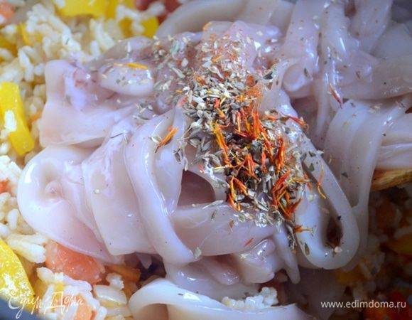 Наливаем в кастрюлю вино, доводим до кипения.
Добавляем кальмары и все специи, перемешиваем.