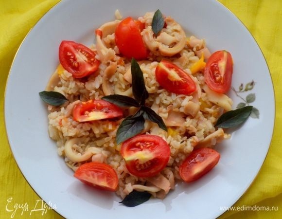 Доводим паэлью до полной готовности - примерно 25 минут. Помешиваем, в самом конце кладем соль.