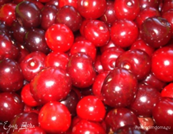 Помойте вишню, обсушите на бумажных полотенцах. Чем меньше останется в ягодах воды, тем варенье выйдет гуще.