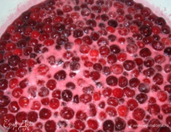 Сахар должен раствориться. Добавьте вишню и осторожно помешивайте, чтобы ягоды не подгорали.