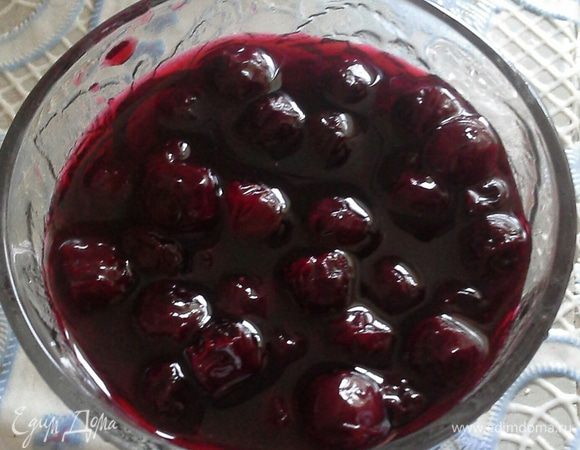 Варите на сильном огне 5 минут. Вишню долго варить нельзя, иначе она сморщится.