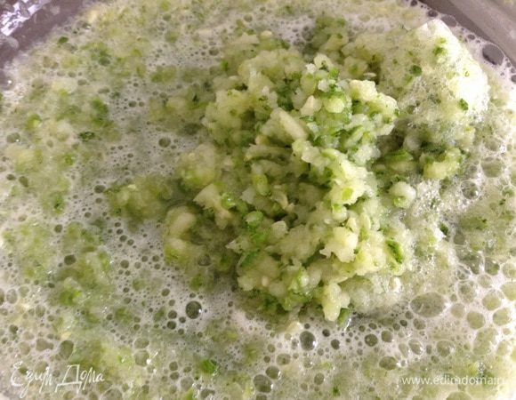 Кабачки измельчить в мясорубке.