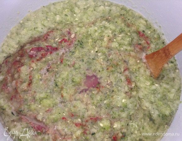 В большую кастрюлю переложить кабачки, добавить томатную пасту, соль, сахар, масло, перец (очень часто использую смесь перцев, для тех, кто любит остренькое..., можно добавить чуть-чуть острого перца). Поставить на огонь. Когда смесь закипит, уменьшить огонь и варить 40 минут.