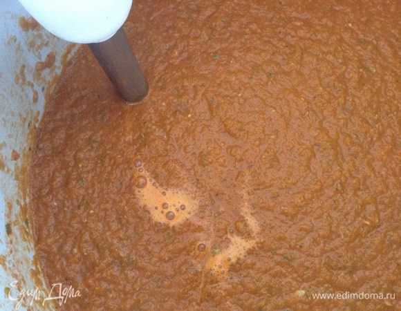 Через 40 минут измельчить погружным блендером (но это можно и не делать, если вы любите, когда попадаются маленькие кусочки).
Добавить чеснок (его нужно измельчить), уксус и варить еще 10 минут.