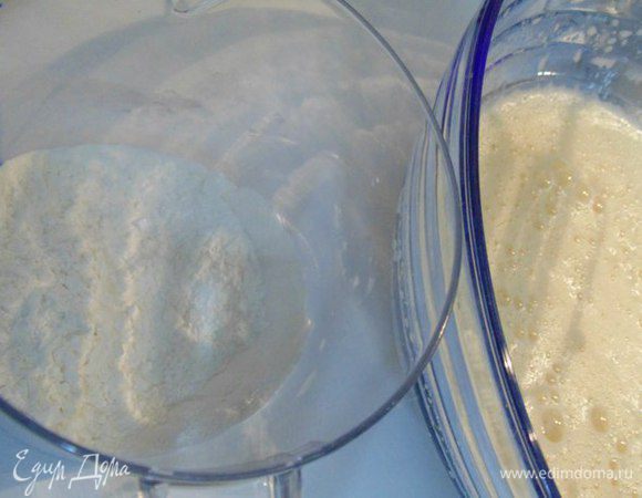Тесто: взбить яйца с сахаром. В отдельной посуде просеять муку с крахмалом и разрыхлителем, добавить к яичной смеси, взбить.
Противень 35 * 40 застелить бумагой для выпечкой, вылить тесто, разровнять лопаткой. Выпекать при темп. 200 градусов 15 минут.