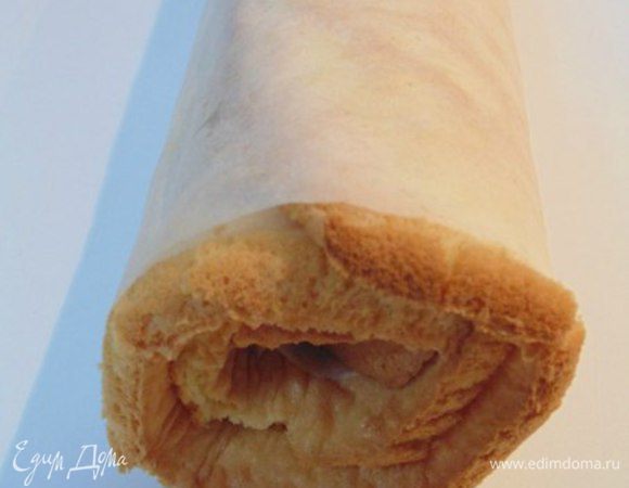 Готовый бисквит достать, свернуть вместе с бумагой в рулет, дать отдохнуть 15 минут, затем снять бумагу и снова свернуть.