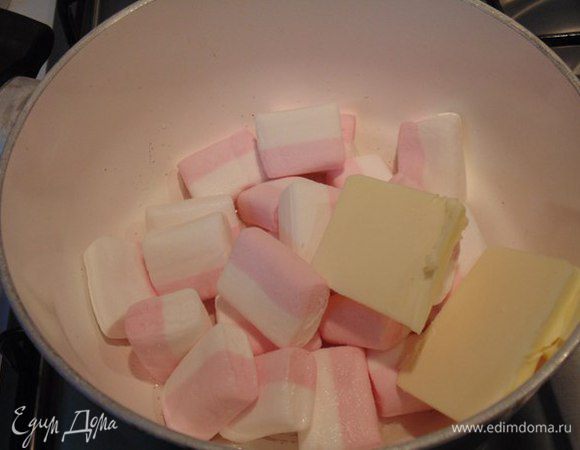 Крем: в кастрюлю положить маршмеллоу, сливочное масло, влить кипяток, поставить на маленький огонь, растопить, постоянно помешивая.